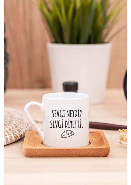 Esprili Beyaz Kahve Fincanı, Sevgi ve Neşe Dolu Tasarım ile Keyifli Anlar Için
