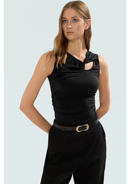 96% Polyester 4% Elastan Fitted Bluz Asimetrik Yaka Kolsuz Tasarım Zarifane