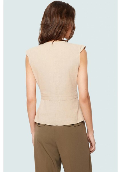 Pamuklu Keten Görünümlü Bluz; V Yaka Düğmeli Kolsuz Fitted Kalıp Özel Tasarım Özenle Seçilmiş