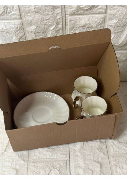 Altın Dekorlu Ekru 2'li Kahve Fincan Takımı, Şık ve Zarif Tasarım.