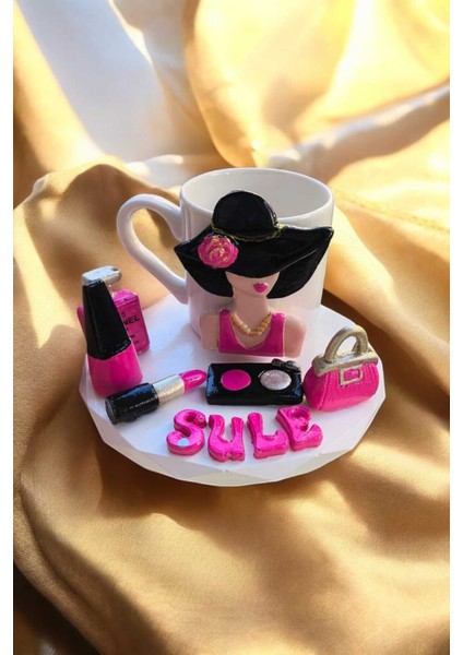 Isimli ve Makyaj Temalı Şık Kahve Fincanı, Pembe Renk Seçeneğiyle Özel Tasarım