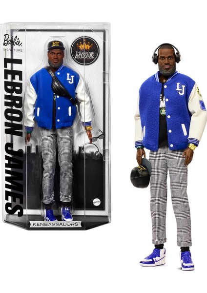 Kenbassadors Bebek, Lebron James, Kolej Ceketli Kıyafeti ve Aksesuarlarıyla Koleksiyona Uygun Barbie Signature Lebron James Kenbassadors Bebek HRM33
