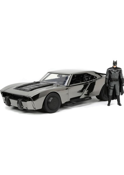 253215012, Batman Batmobile 2022 Comic Con 1:24, Lisanslı, Die-Cast (Metal), Açılabilen Parçalar (Kaput ve Kapı), 19 cm Figür ile Birlikte, Çok Renkli