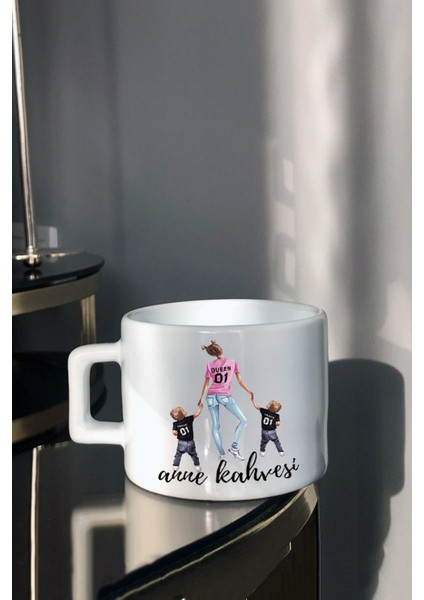 Iki Erkek ve Anne Vektör Çizimli Beyaz Çay ve Kahve Fincanı