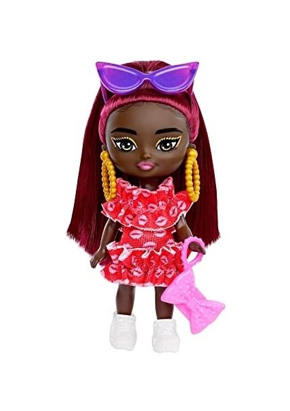Bordo Saçlı Ekstra Mini Mini Bebek, Kırmızı Fırfır Elbise, Güneş Gözlüğü ve Aksesuarları ve Standı, 8,25 cm modelleri