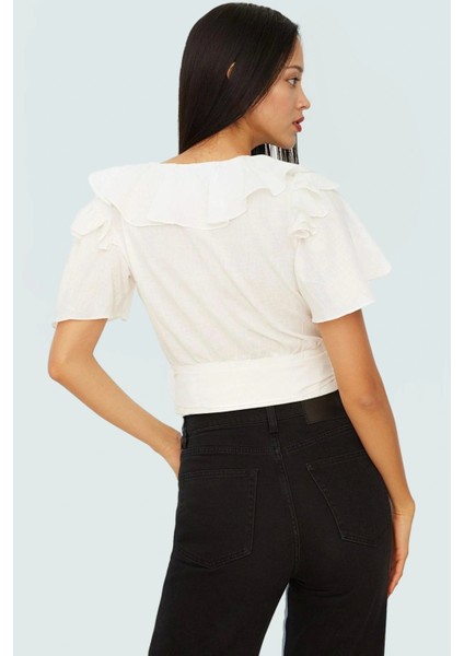 Flamlı Pamuk V Yaka Fitted Bluz Yazlık Günlük Tarz Konforlu Kesim Şık Görünüm modelleri