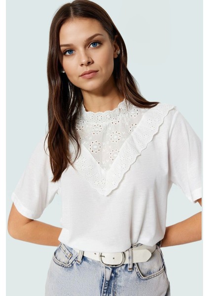 Brodeli Dik Yaka Pamuklu Bluz Regular Kalıp Yazlık Rahat Kullanım Şık Görünüm Seçkin Malzeme