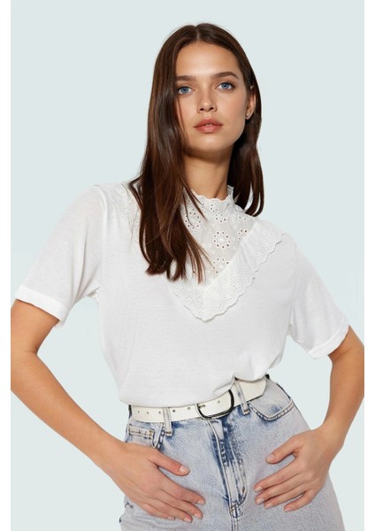 Brodeli Dik Yaka Pamuklu Bluz Regular Kalıp Yazlık Rahat Kullanım Şık Görünüm Seçkin Malzeme fiyatları