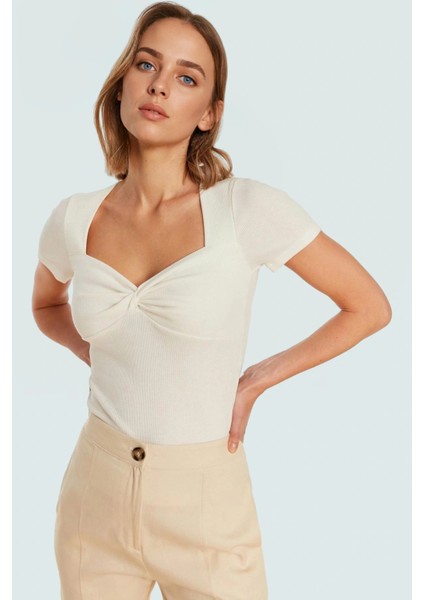 Fitted Vücuda Oturan Kalp Yaka Kısa Kollu Örme Bluz Yazlık Günlük Kombin Rahat Kullanım