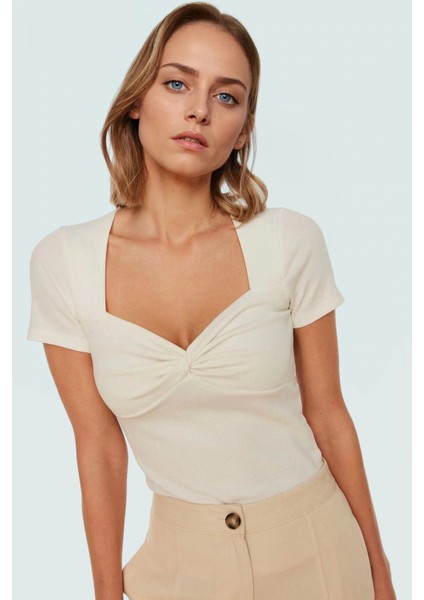 Fitted Vücuda Oturan Kalp Yaka Kısa Kollu Örme Bluz Yazlık Günlük Kombin Rahat Kullanım fiyatları