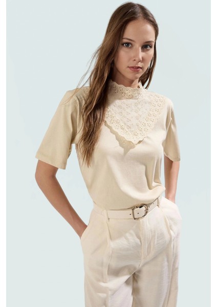 Brodeli Dik Yaka Pamuklu Bluz Regular Kalıp Yazlık Rahat Kullanım Şık Görünüm Seçkin Malzeme