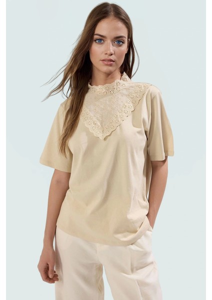 Brodeli Dik Yaka Pamuklu Bluz Regular Kalıp Yazlık Rahat Kullanım Şık Görünüm Seçkin Malzeme fiyatları