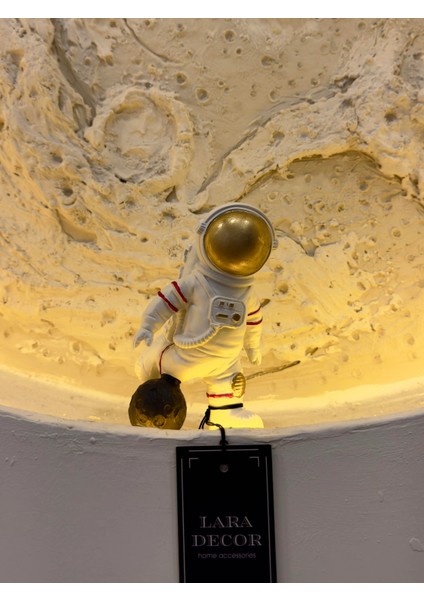 Astronot Dünya Ayaklı Heykel