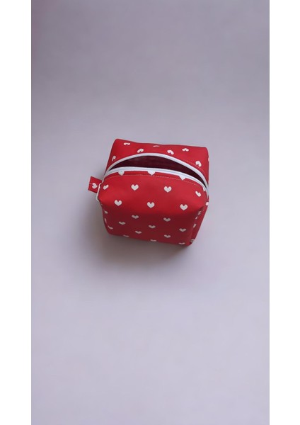 Kırmızı Kalp Desenli Orta Boy Ruj Çantası, Şık ve Kullanışlı Tasarım