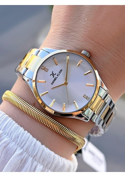 Özel Kesme Camlı 3 Atm Suya Dayanıklı 2 Yıl Garantili Kadın Kol Saati+Bileklik V10925.3