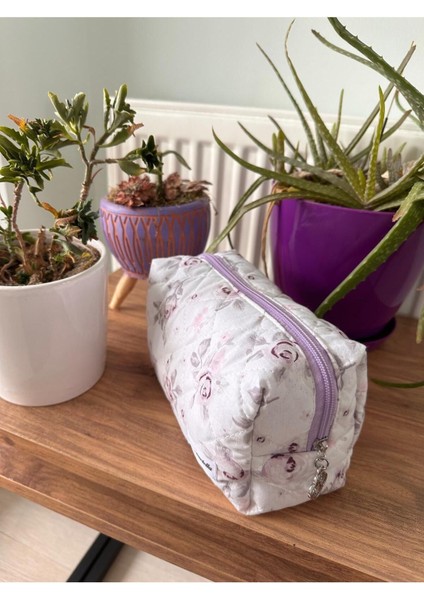 Lila Gül Desenli Xl Makyaş ve Seyahat Çantası, Kapitone Kumaş, Geniş Hacim