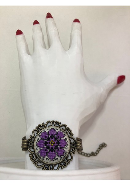 Kanaviçe Işlemeli Bileklik