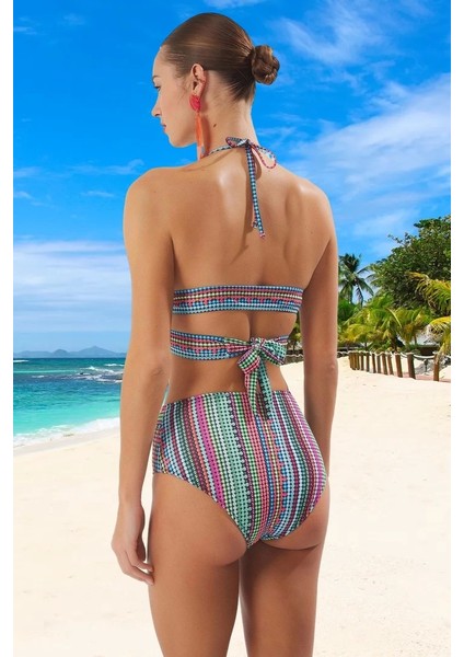 Desenli Üçgen Bikini Takımı Şık Detaylı Klora Dayanıklı Esnek Kumaş Ergonomik Kesim modelleri