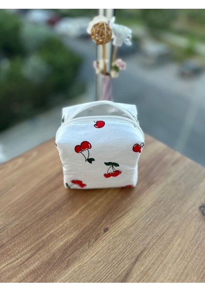 Küçük Kiraz Desenli Makyaj Çantası, 10X10X7 Cm, Pratik ve Şık Tasarım