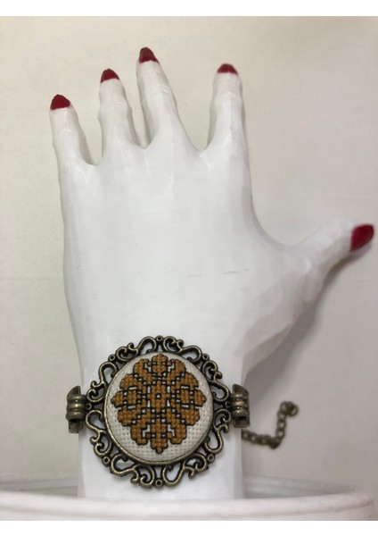 Kanaviçe Işlemeli Bileklik