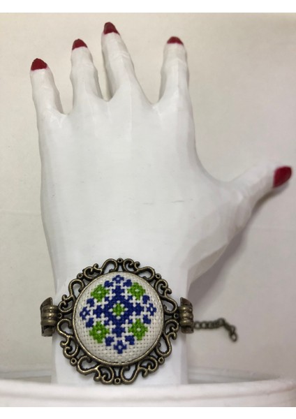Kanaviçe Işlemeli Bileklik