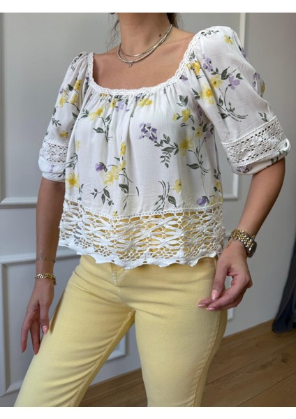 Ekru Çiçek Desenli Etek Ucu Dantel Bluz