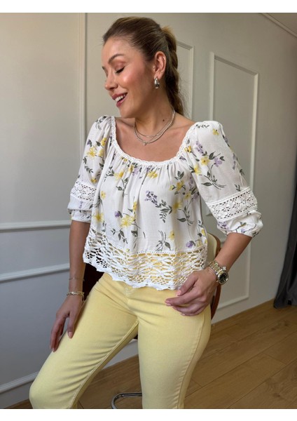 Ekru Çiçek Desenli Etek Ucu Dantel Bluz fırsatları