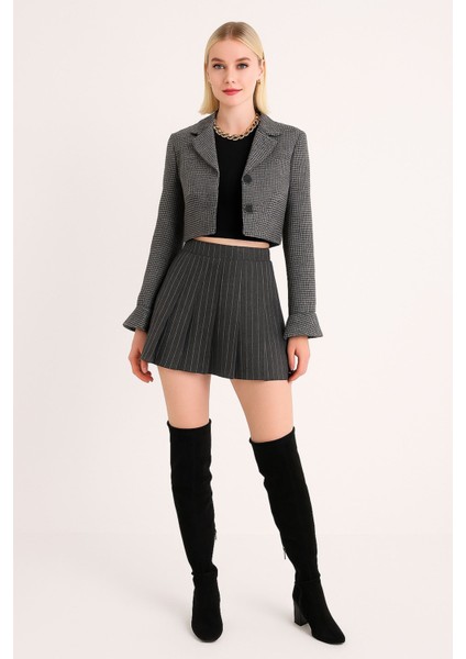 Kadın Yüksek Bel Çizgili Pileli Mini Etek – Modern ve Şık Tasarım