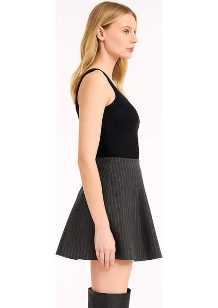 Kadın Yüksek Bel Çizgili Pileli Mini Etek – Modern ve Şık Tasarım fiyatları