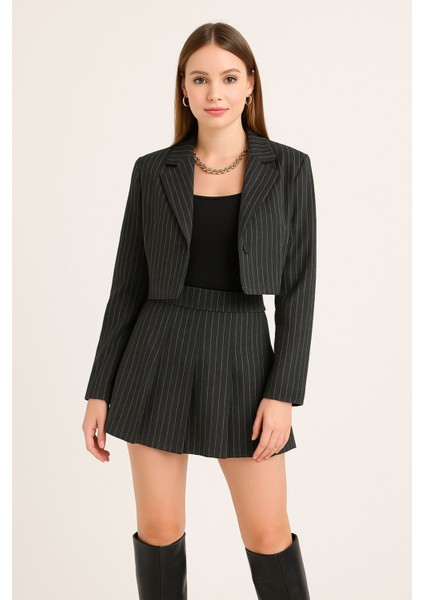 Kadın Yüksek Bel Çizgili Pileli Mini Etek – Modern ve Şık Tasarım fırsatları