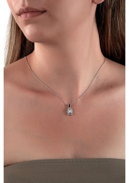 925 Ayar Gümüş Taşlı Çerçeveli Baget Taşlı Kolye