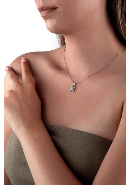 925 Ayar Gümüş Taşlı Çerçeveli Baget Taşlı Kolye fiyatları