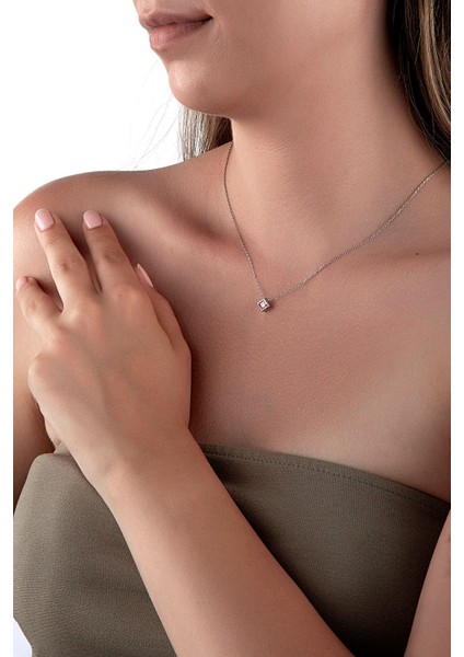 925 Ayar Gümüş Küp Görünümlü Pembe Kare Taşlı Kolye fiyatları