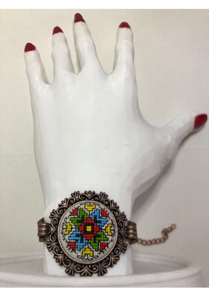 Kanaviçe Işlemeli Bileklik