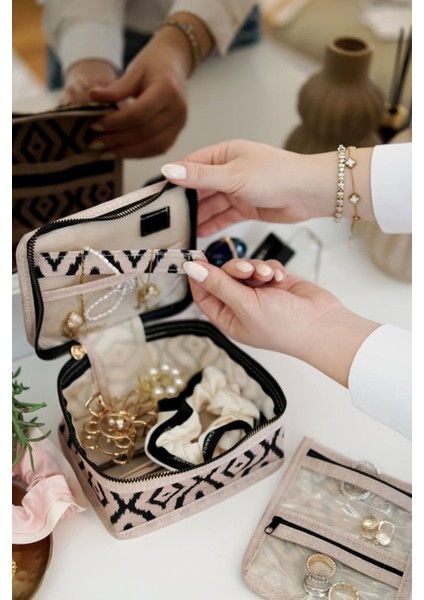 Şık Bej Seyahat Takı Organizeri, Düzenli ve Havalı Saklama Çözümü fırsatları