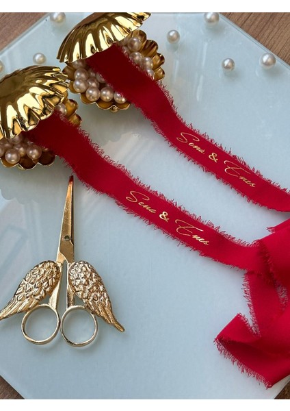 Kişiye Özel Söz Kurdelesi – Sade & İsim Baskılı Kırmızı Krep Kumaş Kurdele