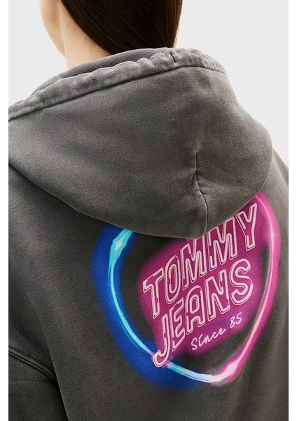 Neon Logo Baskılı Pamuklu Boxy Fit Kapüşonlu Sweat Bayan T Shirt DW0DW20945 Bds fırsatları