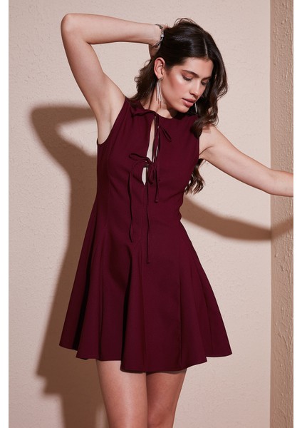 Regular Fit Kloş Etekli Bağlama Detaylı Kolsuz Mini Elbise Bayan Elbise 6525592 modelleri
