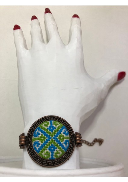 Kanaviçe Işlemeli Bileklik