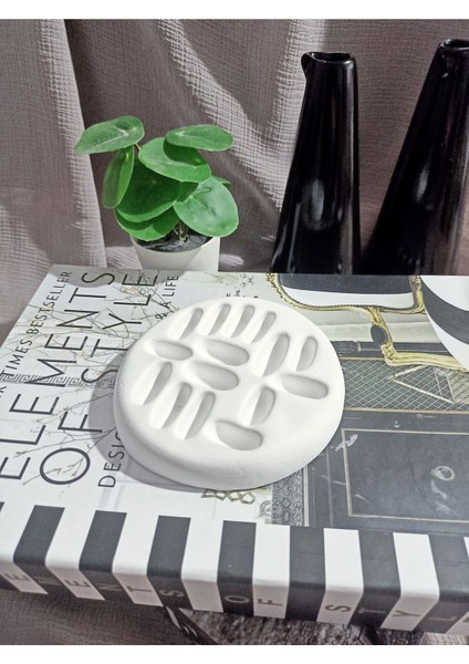 Beyaz Taş Yüzüklük, Şık ve Kullanışlı Takı Düzenleyici Ürün