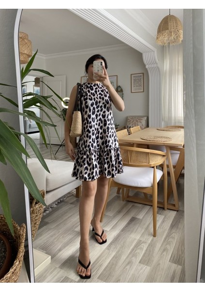 Kolsuz Fırfırlı Leopar Desenli Süprem Mini Elbise – Sırttan Bağlamalı Rahat Yazlık Model fırsatları