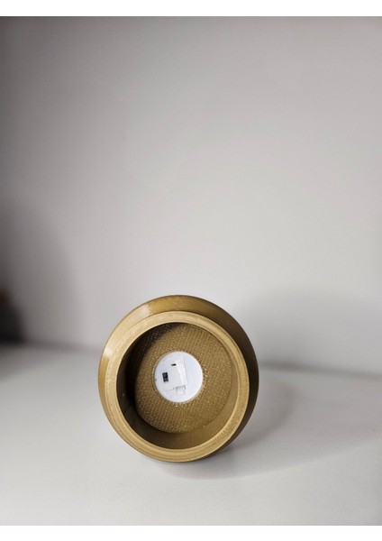 Kahverengi Pilli Gece Lambası, Loş Işık, Rahat Atmosfer Yaratır