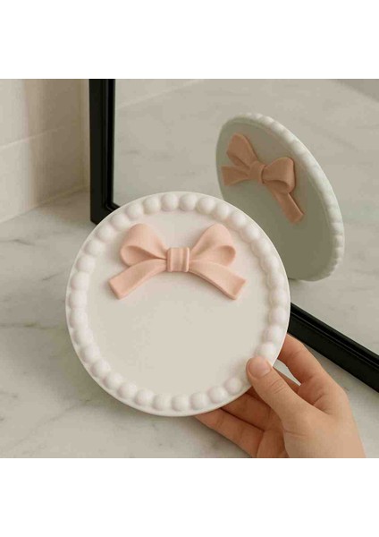 Zarif Fiyonklu Yuvarlak Dekoratif Tabak – Şık ve Estetik Masa Üstü Objesi