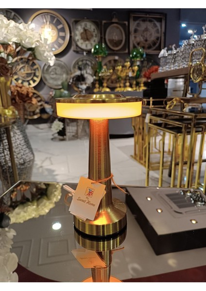 Dokunmatik Şarjlı LED Lamba, Enerji Tasarruflu ve Şık Tasarımlı Aydınlatma Seçeneği