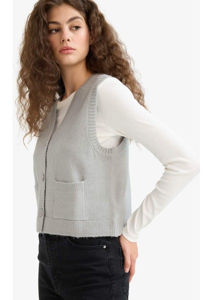 Regular Fit V Yaka Cepli Düğmeli Triko Yelek E4686AX25WN fırsatları