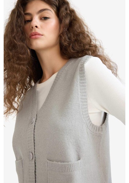 Regular Fit V Yaka Cepli Düğmeli Triko Yelek E4686AX25WN indirimleri