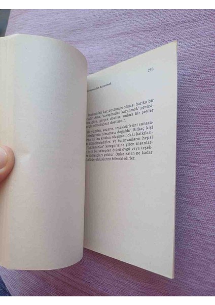 Josef Kirschner'in 'savaşmadan Kazanmak' Adlı Kitabı, En Büyük Zaferin Kendini Yenmek Olduğunu Anlatır. Aritan Yayınevinden Çıkmıştır. 1995 Basimi 253 Sayfa Temiz Durumdadir 1,basim indirimleri