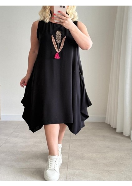 Eteği Asimetrik Kesim Nakışlı Elbise