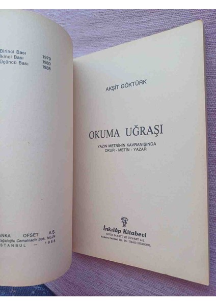 Akşit Göktürk'ün 'okuma Uğrası' Adlı Osmanlıca Kitabı, Okuma Çalışmaları ve Bilgiler Sunar. Inkılap Kitabevi Yayımlamıştır. 1988 Basimi 151 Sayfa Kondisyon Çok Iyi Durumdadır fırsatları