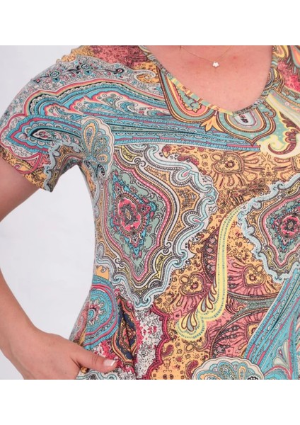 Büyük Beden Renkli V Yaka Kısa Kollu Çini Desenli Penye Elbise fırsatları